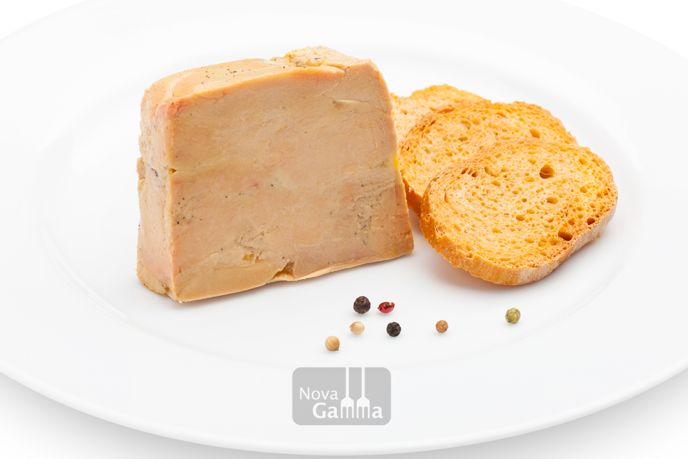 TEl Comprar Foie micuit con Aromas de Armagnac está elaborado al 100% con hígado extra de pato, con un suave punto de cocción pimientas y armagnac.
